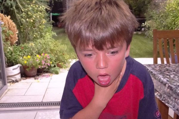 Что делать, если подавился, а рядом никого? Спасаться самому!