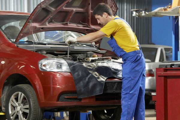 Сгораю от стыда за мужа перед коллегами, обманывала всех, что он директор СТО