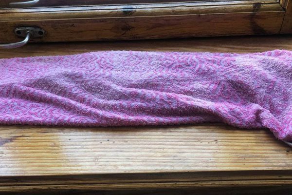 Муж ошалел от жары, кладет мокрое полотенце на окно, а носки в морозилку