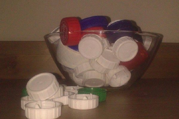 Почему у каждого уважающего себя испанца в доме есть коробка с пластиковыми крышечками