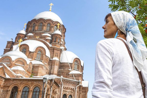 Что должен сделать грамотный прихожанин, заходя в храм, а какие дела лучше отложить до окончания службы