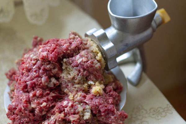 Мама подсмотрела, как маринуют фарш для котлет в ресторане, пока подрабатывала там посудомойкой