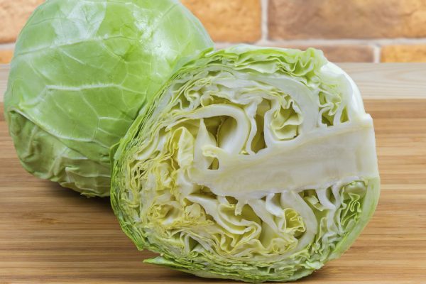 Что добавить в салат из молодой капусты, чтобы разнообразить вкус и прогнать тоску