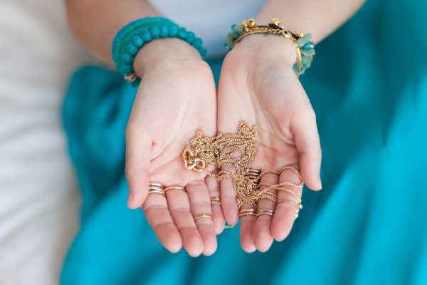 На мой день рождения свекровь подарила мне золотую цепочку, а мать принесла дежурные деньги в конверте, ей совсем нет до меня дела