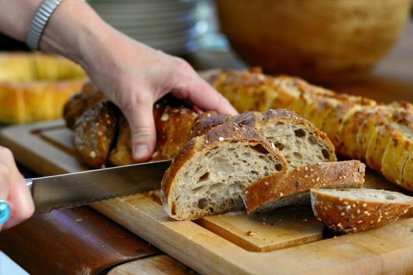 Пожилая итальянка, у которой я живу, поделилась рецептом изысканного блюда из вчерашнего хлеба