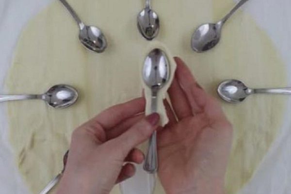 Зачем заворачивать ложечки в тесто и отправлять в духовку
