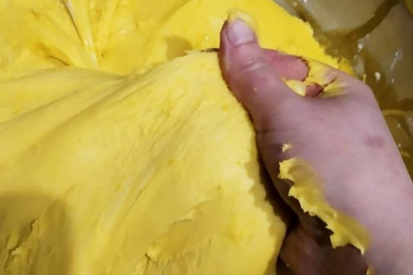 Делюсь старинным рецептом кулича на 70 желтках, хватает на всю семью, еще и для соседей остается