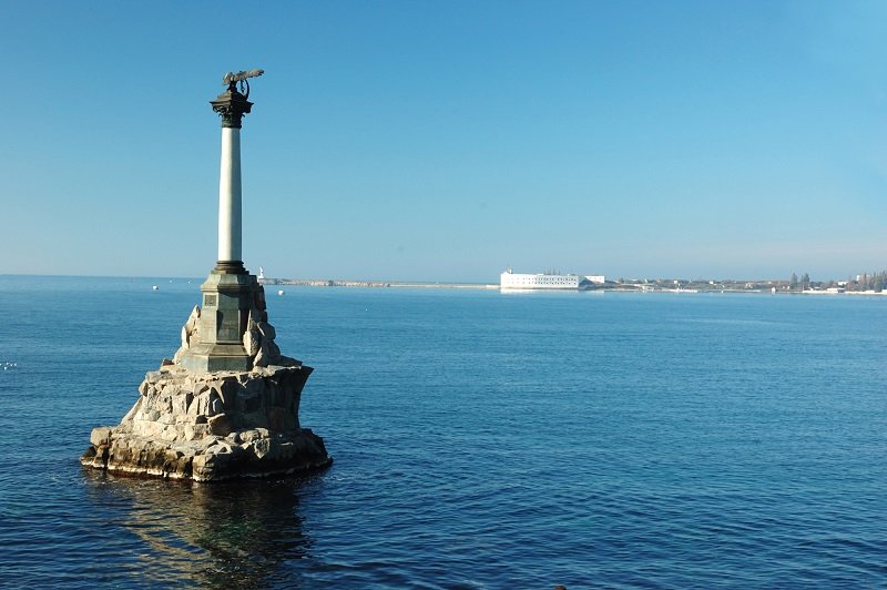 памятник в море