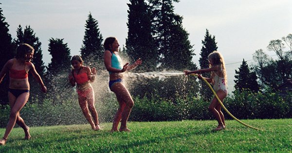 дети обливаются водой