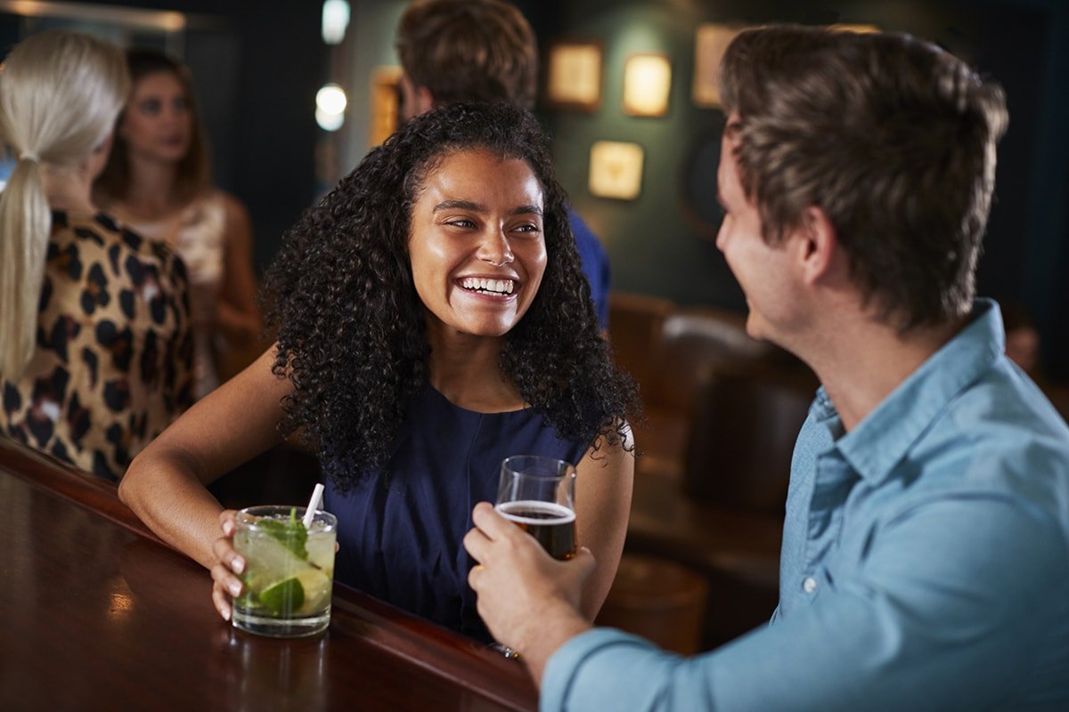 смеющаяся девушка