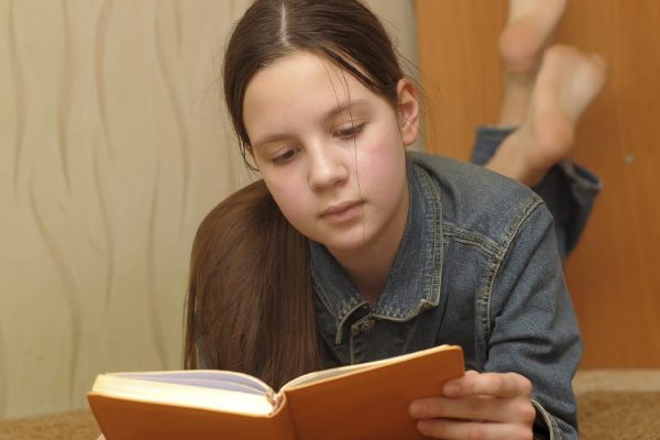 Не заставляю ребенка читать классику, как меня принуждали родители, даю другие книги