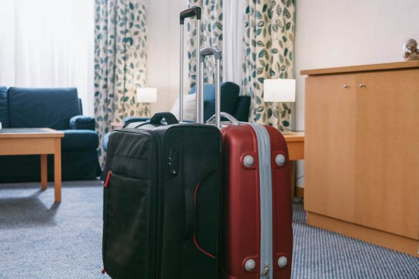 Возвращалась домой с кучей подарков, но служба доставки потеряла чемодан, в котором были гостинцы для сына и невестки