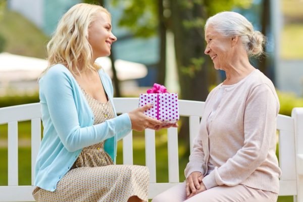 Что подарить свекрови