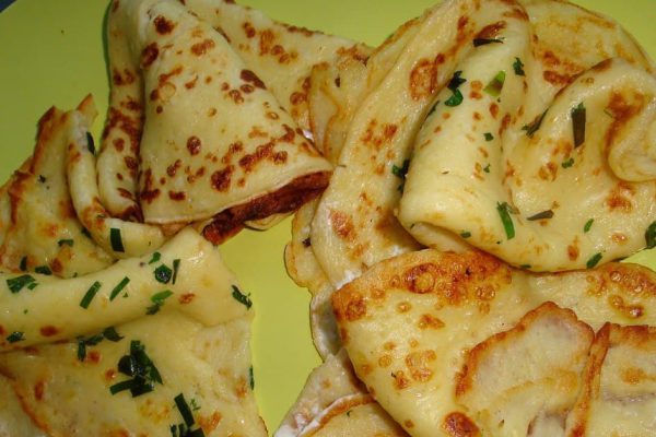 Вчерашнее пюре не выбрасываю, наутро готовлю нежные картофельные блины, которые все обожают