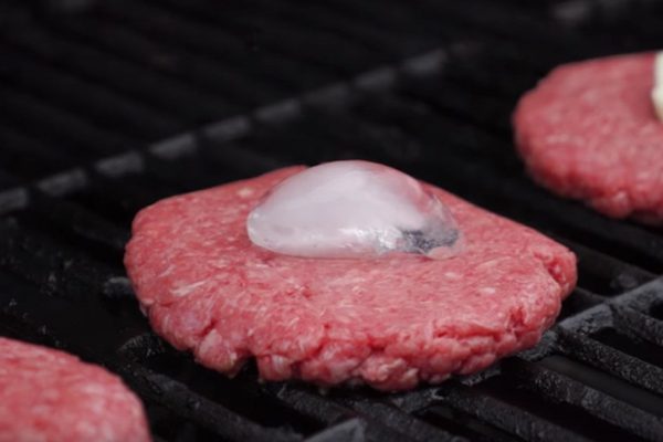 Вот зачем повара выкладывают лёд на мясо: 6 гениальных трюков для барбекю!