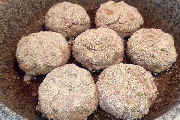 Свекровь привезла с дачи два ящика баклажанов, самое время приготовить котлеты «Южные»