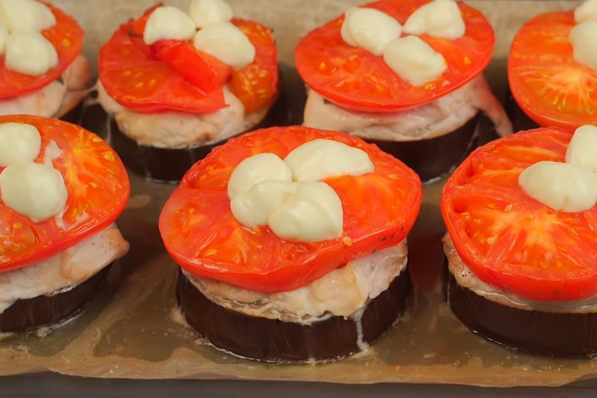 человек готовит ужин 