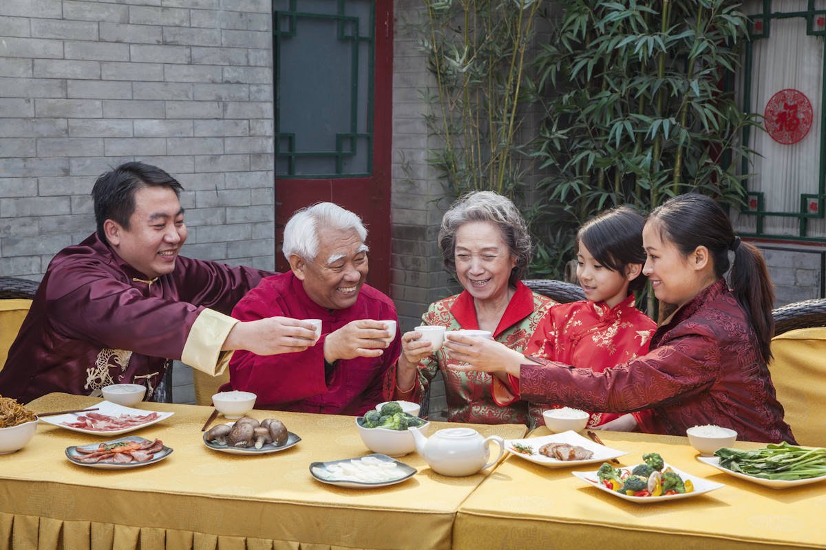 китайская семья за столом