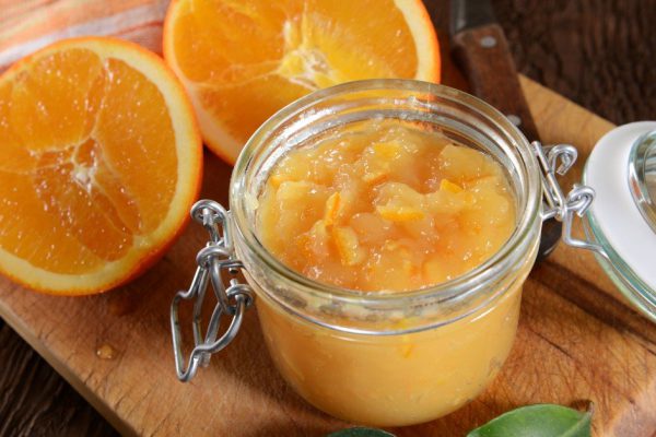 Повариха на пенсии варит дома апельсиновую пасту, чтобы куличи пахли весной