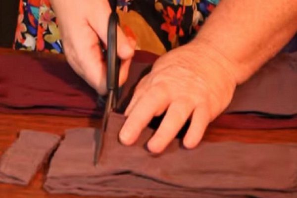 Она разрезала старые капроновые колготки… Результат удивил даже опытных хозяек!