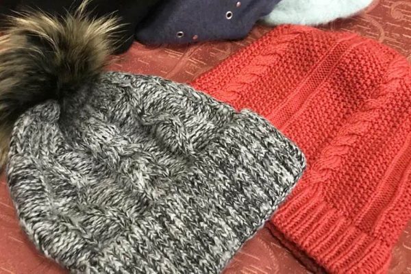 Бабушка просила не выбрасывать старые шапки, потому что делает из них чудесные штучки