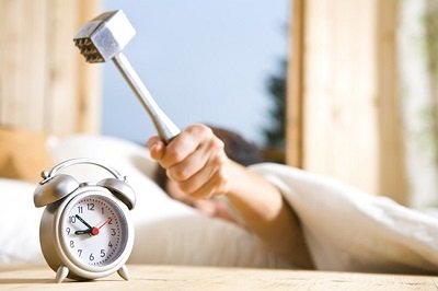 будильник и молоток