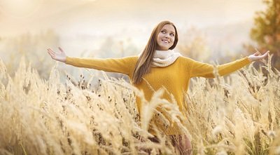 девушка осенью в поле