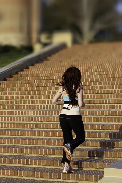 девушка идет по ступенькам