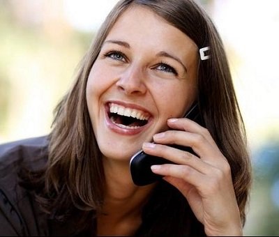 девушка говорит по телефону