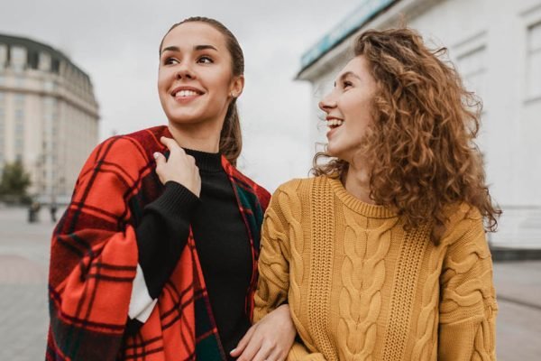 Дочка съехала от нас, теперь живет со своей подругой, а с нами почти не общается, не понимаю, почему она так изменилась