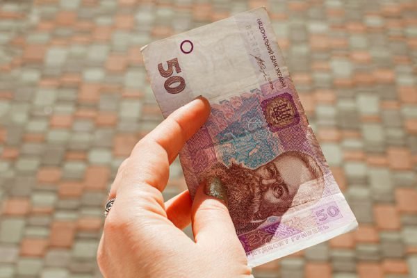 Как-то я возвращалась из универа и увидела объявление: «Люди добрые, потеряла 50 гривен, не на что купить хлеба», решила помочь