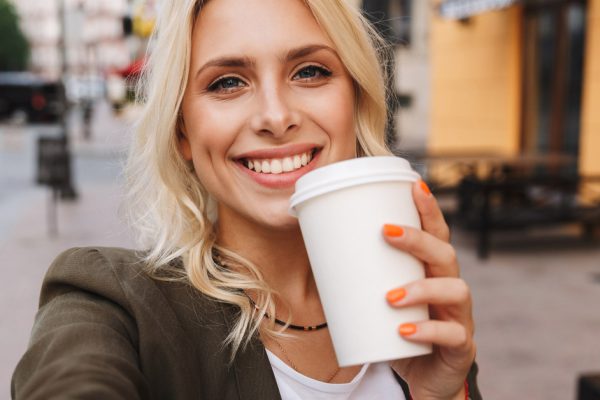 Всё больше людей выбирают быть одинокими, но давление общества не исчезает, разбираемся в причинах