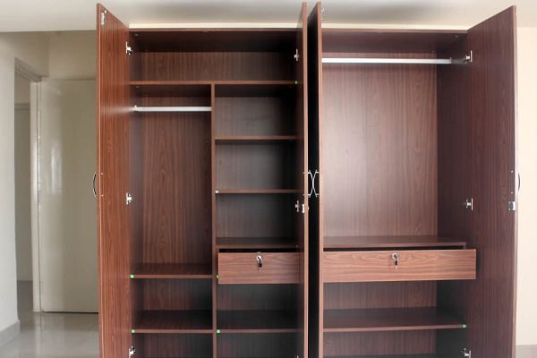 Брат затеял ремонт в квартире и предложил нам забрать его старый шкаф, мы согласились, но, как оказалось, всё неправильно поняли