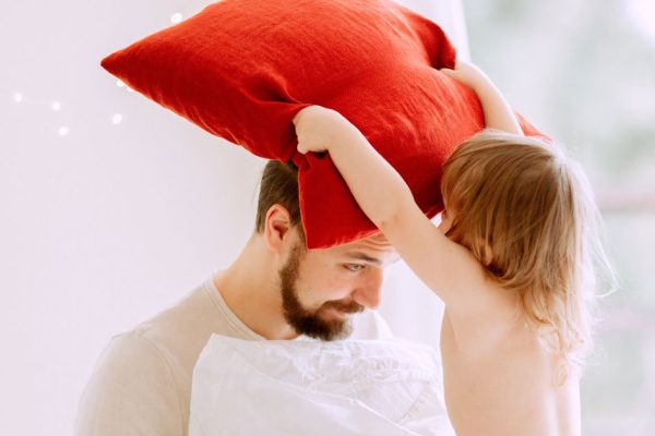 Мой папа целовал маме руку и мчался с полотенцем через плечо на кухню стряпать, на ходу смахивая пыль с мебели