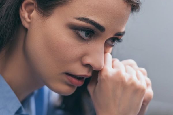 Моя свекровь осталась без жилья, и муж считает, что мы должны забрать ее к себе, но я так не думаю