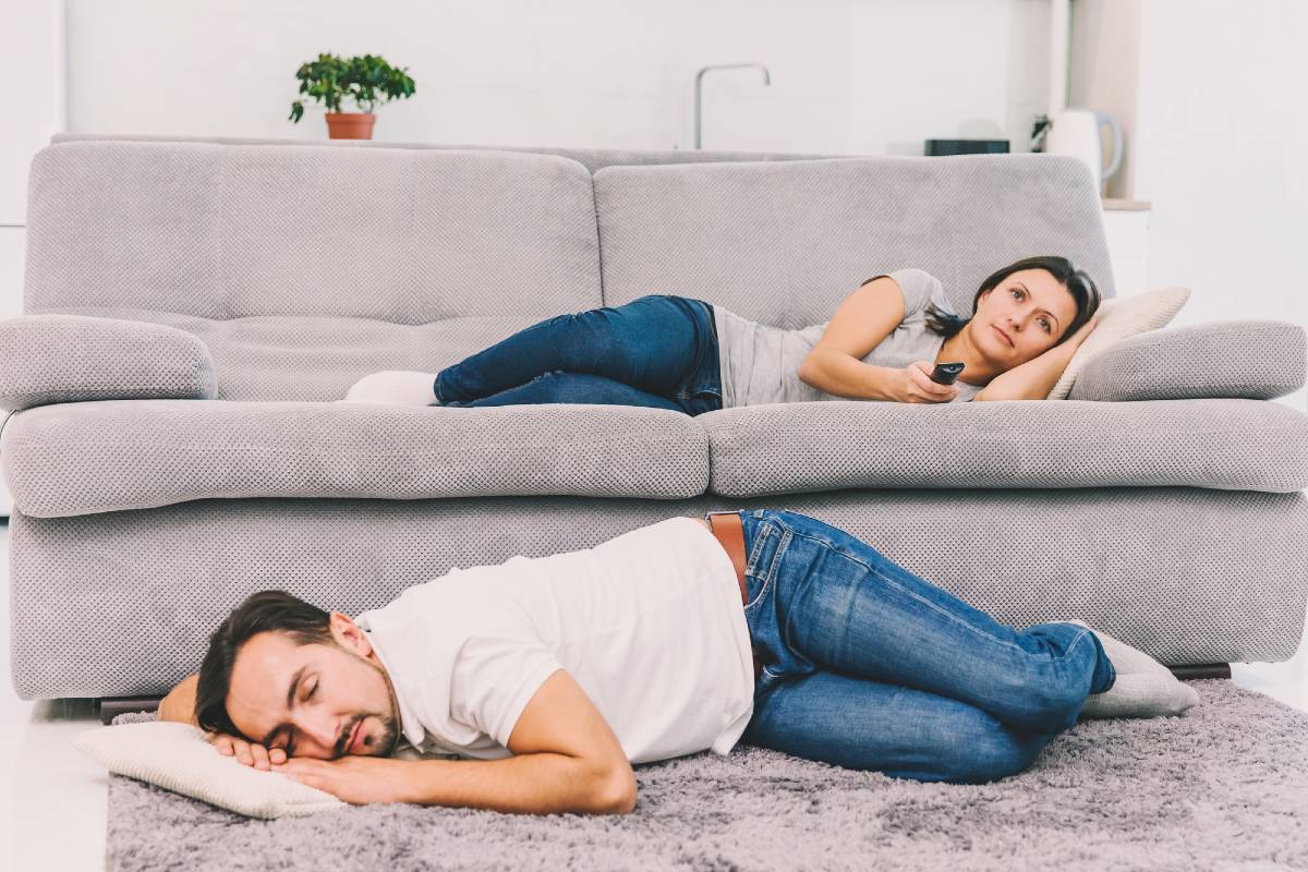 лежащий на диване муж с приходом жены