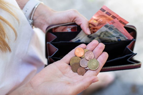 Приехала домой отдохнуть и подлечиться, но моим дочкам не понравилось, что я не привезла денег для них