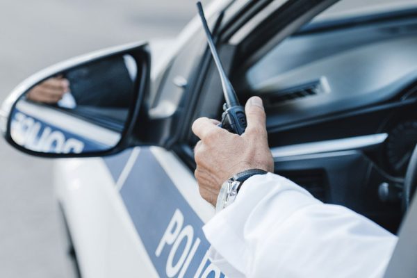 Полицейские приехали по вызову и нашли старушку со сломанной рукой, она не ела пару дней