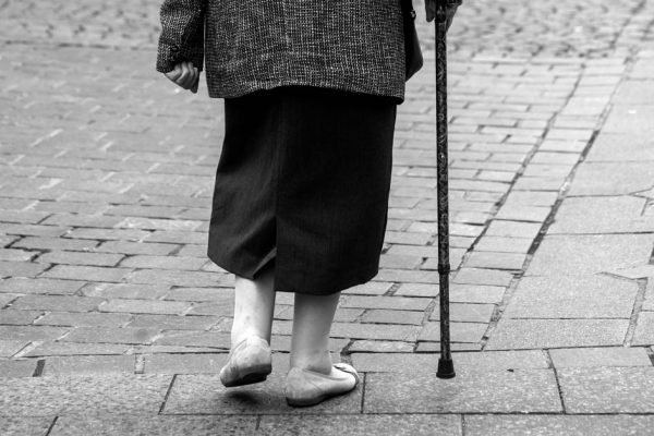 Георгий издалека заметил свою старенькую соседку, которая несла тяжелые сумки, и поспешил ей на помощь