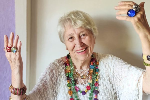 Моя бабуля всегда говорила, что карманы не должны быть пусты, если хочешь, чтобы денег всегда хватало