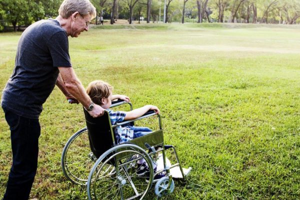 Богатая женщина наняла пенсионера гувернером для сына, вскоре небеса ее отблагодарили