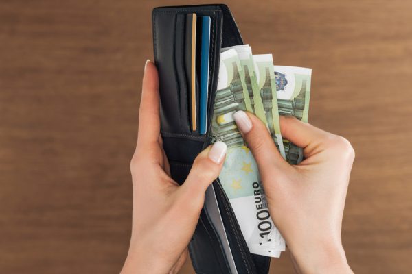 Когда я вернулась домой, то решила отдать дочке все накопленные деньги, но зять отказался принимать любую помощь