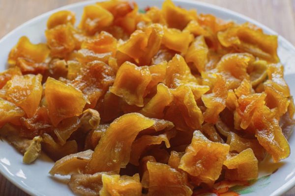 Цукаты из тыквы обваливаю в смеси крахмала и какао, подаю гостям вместо конфет к чаю