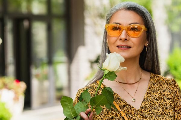 Перестань носить блузки такого цвета, если не хочешь превратиться из цветущей дамы в старуху