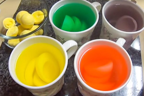 Никогда не пробовал так красить яйца на Пасху! Результат — лучшее украшение стола…