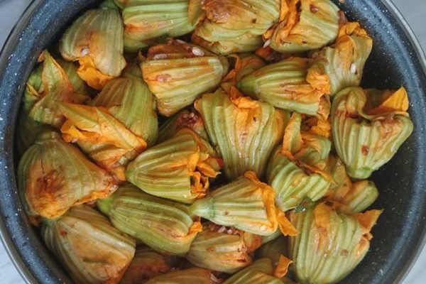 На отдыхе в Греции научилась фаршировать цветки кабачка, считаю дни, жду, пока кабачки зацветут