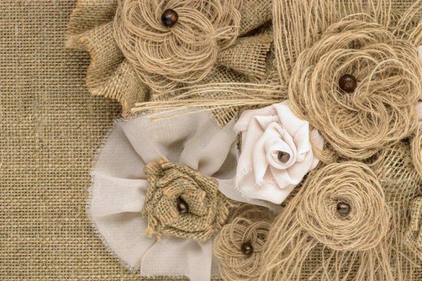 Как сделать цветы из мешковины