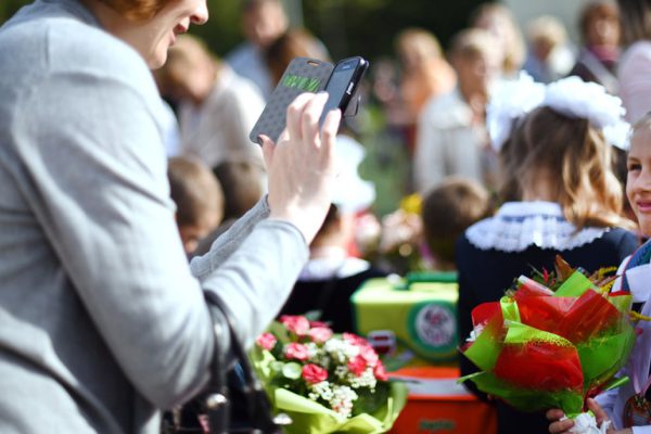 Нужно ли дарить цветы учителю