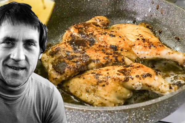 Прихожу домой и чувствую неземной аромат из кухни, муж стоит у плиты, на ужин сегодня цыпленок табака по рецепту Высоцкого