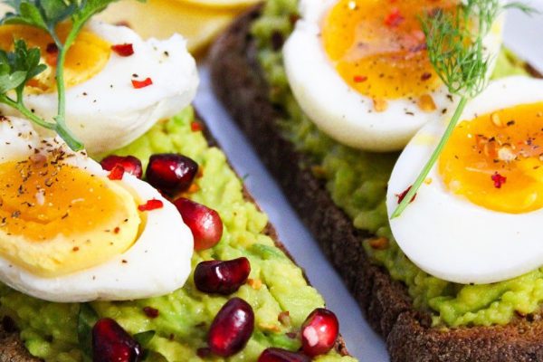 Постоянно одалживала деньги подруге, но, когда увидела бутерброды с авокадо на ее столе, устроила скандал и  зареклась помогать ей финансово